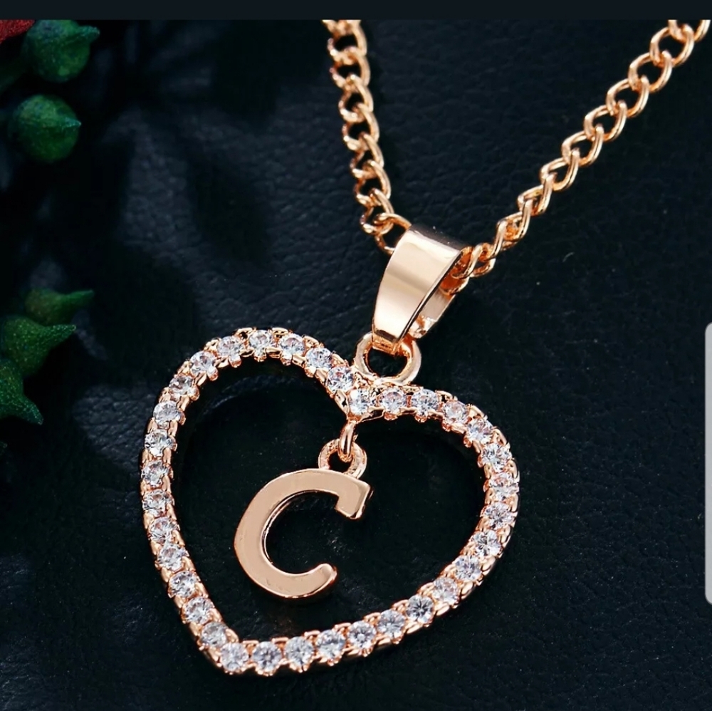 New gorgeous gold tone C letter necklace - Picture 1 of 3